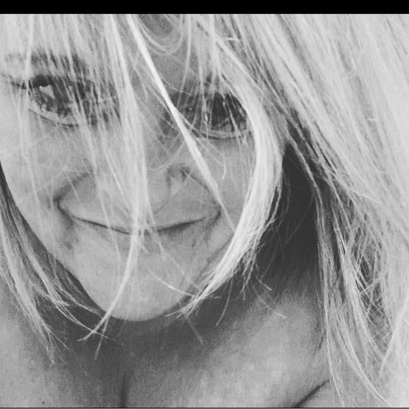 Meet your Posher, Danielle - Picture 2 of 8